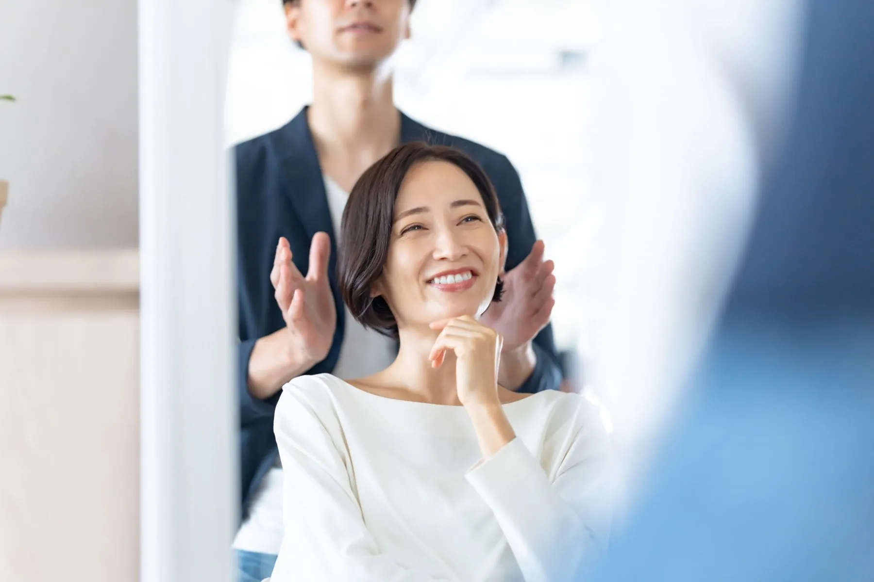 鏡の前で笑顔の女性